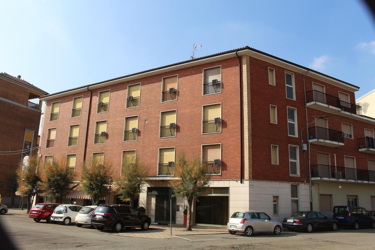 Hotel Ristorante Vittoria Santhia Exterior photo
